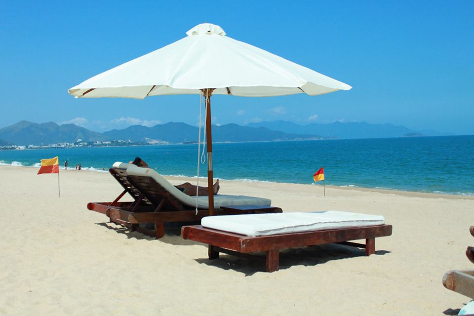 Du khách có thể nằm dài phơi nắng bên bãi biển cả ngày.